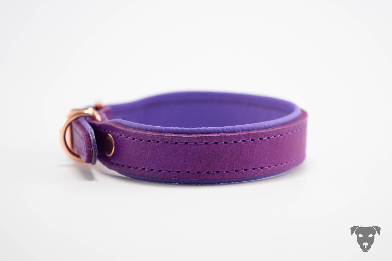 Hundehalsband feinst bestickt, handgefertigte Hundehalsbänder aus Meisterhand. Fettleder Halsband, Riemen Halsband oder klassisches Nappa Halsband, mit Lasergravur, Heiß Geprägt oder feinst bestickt, handmade-4-dogs