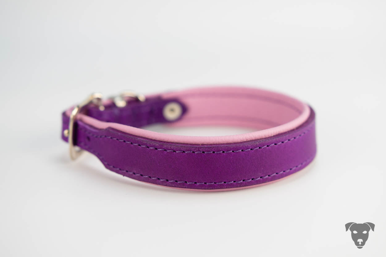 Hundehalsband feinst bestickt, handgefertigte Hundehalsbänder aus Meisterhand. Fettleder Halsband, Riemen Halsband oder klassisches Nappa Halsband, mit Lasergravur, Heiß Geprägt oder feinst bestickt, handmade-4-dogs