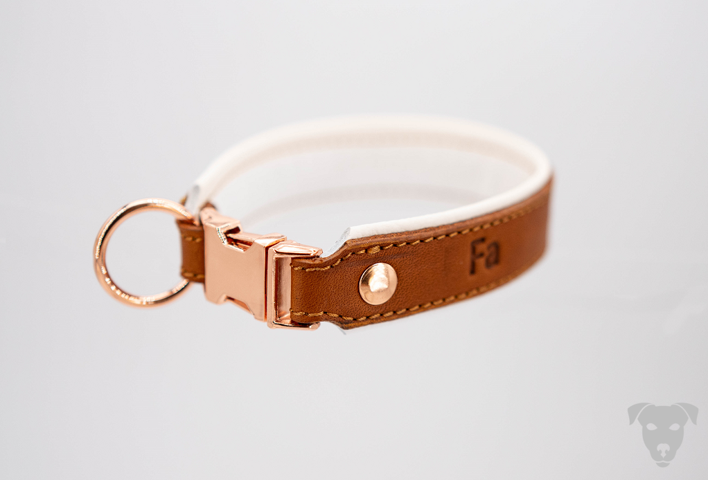 Hundehalsband feinst bestickt, handgefertigte Hundehalsbänder aus Meisterhand. Fettleder Halsband, Riemen Halsband oder klassisches Nappa Halsband, mit Lasergravur, Heiß Geprägt oder feinst bestickt, handmade-4-dogs