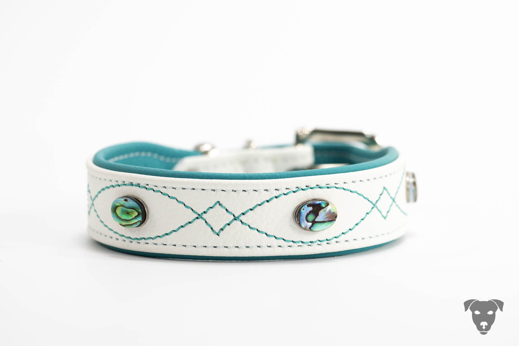 Hundehalsband feinst bestickt, handgefertigte Hundehalsbänder aus Meisterhand. Fettleder Halsband, Riemen Halsband oder klassisches Nappa Halsband, mit Lasergravur, Heiß Geprägt oder feinst bestickt, handmade-4-dogs