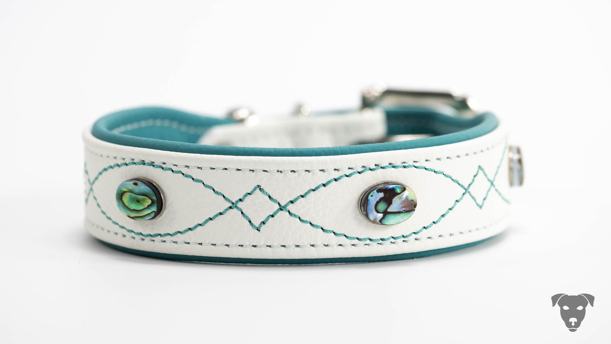 Hundehalsband feinst bestickt, handgefertigte Hundehalsbänder aus Meisterhand. Fettleder Halsband, Riemen Halsband oder klassisches Nappa Halsband, mit Lasergravur, Heiß Geprägt oder feinst bestickt, handmade-4-dogs