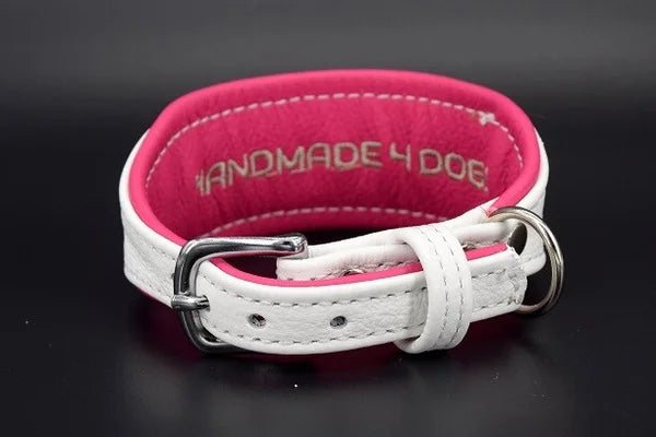 Hundehalsband feinst bestickt, handgefertigte Hundehalsbänder aus Meisterhand. Fettleder Halsband, Riemen Halsband oder klassisches Nappa Halsband, mit Lasergravur, Heiß Geprägt oder feinst bestickt, handmade-4-dogs