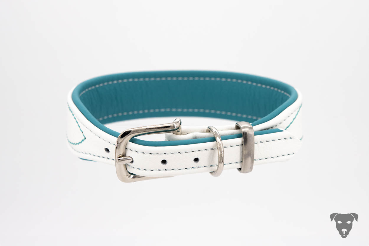 Hundehalsband feinst bestickt, handgefertigte Hundehalsbänder aus Meisterhand. Fettleder Halsband, Riemen Halsband oder klassisches Nappa Halsband, mit Lasergravur, Heiß Geprägt oder feinst bestickt, handmade-4-dogs