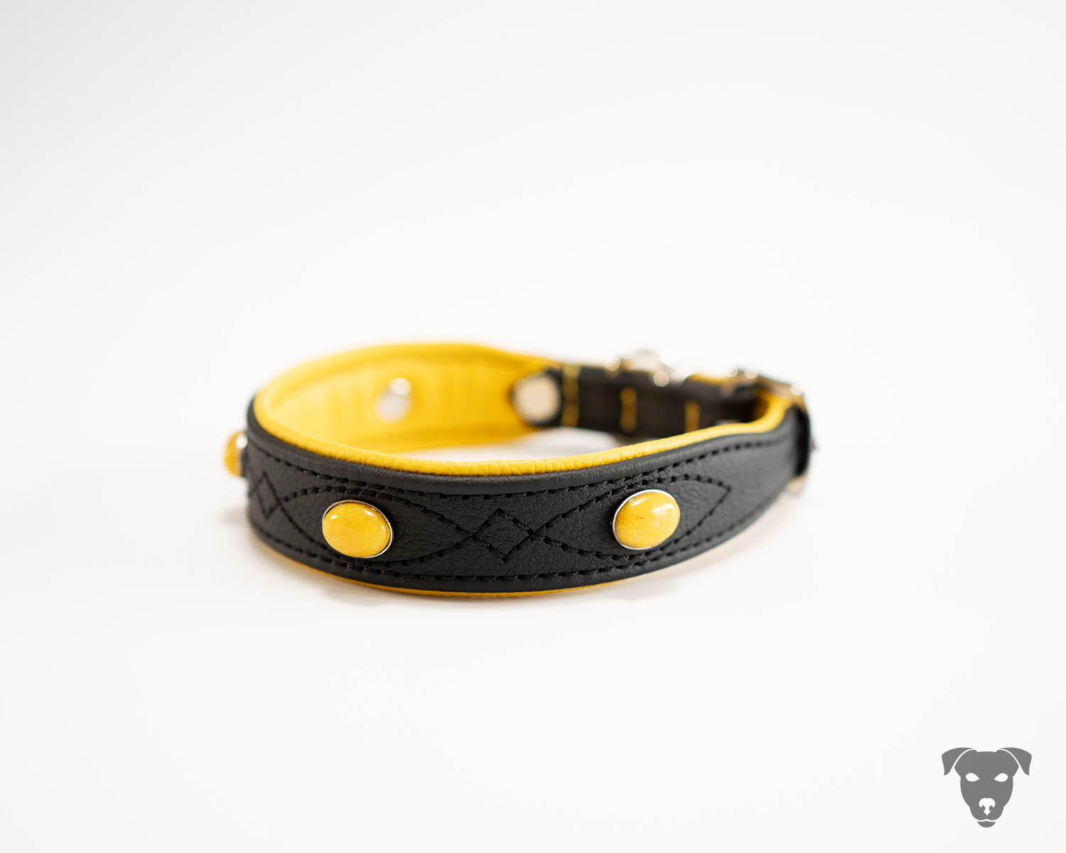 Hundehalsband feinst bestickt, handgefertigte Hundehalsbänder aus Meisterhand. Fettleder Halsband, Riemen Halsband oder klassisches Nappa Halsband, mit Lasergravur, Heiß Geprägt oder feinst bestickt, handmade-4-dogs, Hundehalsband mit Edelsteinen, Morticia, Evangeline of Green Spirits