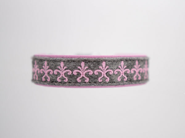 Hundehalsband feinst bestickt, handgefertigte Hundehalsbänder aus Meisterhand. Fettleder Halsband, Riemen Halsband oder klassisches Nappa Halsband, mit Lasergravur, Heiß Geprägt oder feinst bestickt, handmade-4-dogs