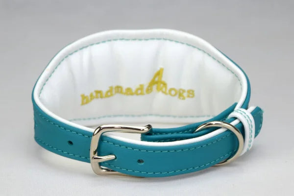 Hundehalsband feinst bestickt, handgefertigte Hundehalsbänder aus Meisterhand. Fettleder Halsband, Riemen Halsband oder klassisches Nappa Halsband, mit Lasergravur, Heiß Geprägt oder feinst bestickt, handmade-4-dogs