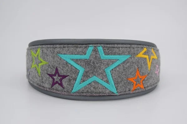 Hundehalsband feinst bestickt, handgefertigte Hundehalsbänder aus Meisterhand. Fettleder Halsband, Riemen Halsband oder klassisches Nappa Halsband, mit Lasergravur, Heiß Geprägt oder feinst bestickt, handmade-4-dogs