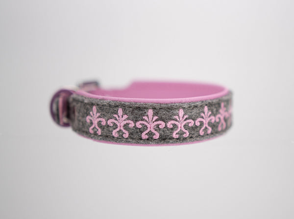 Hundehalsband feinst bestickt, handgefertigte Hundehalsbänder aus Meisterhand. Fettleder Halsband, Riemen Halsband oder klassisches Nappa Halsband, mit Lasergravur, Heiß Geprägt oder feinst bestickt, handmade-4-dogs