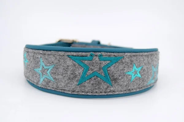 Hundehalsband feinst bestickt, handgefertigte Hundehalsbänder aus Meisterhand. Fettleder Halsband, Riemen Halsband oder klassisches Nappa Halsband, mit Lasergravur, Heiß Geprägt oder feinst bestickt, handmade-4-dogs