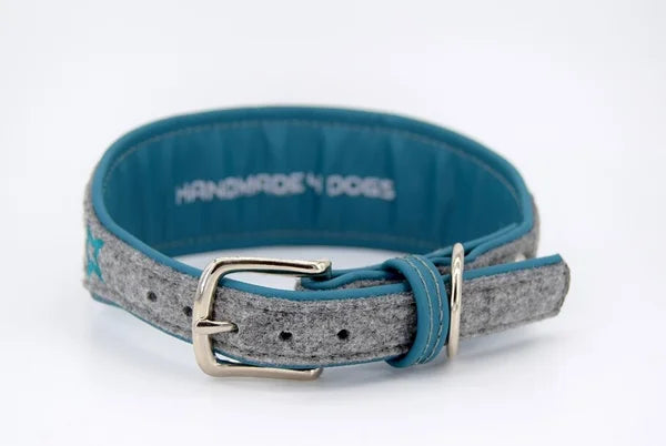 Hundehalsband feinst bestickt, handgefertigte Hundehalsbänder aus Meisterhand. Fettleder Halsband, Riemen Halsband oder klassisches Nappa Halsband, mit Lasergravur, Heiß Geprägt oder feinst bestickt, handmade-4-dogs