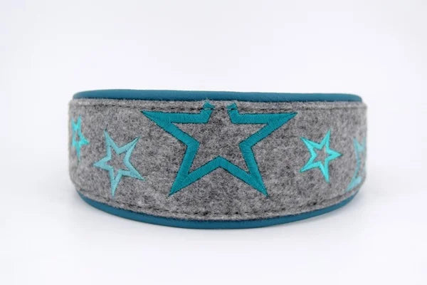 Hundehalsband feinst bestickt, handgefertigte Hundehalsbänder aus Meisterhand. Fettleder Halsband, Riemen Halsband oder klassisches Nappa Halsband, mit Lasergravur, Heiß Geprägt oder feinst bestickt, handmade-4-dogs