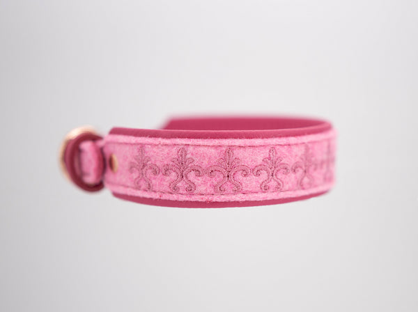 Hundehalsband feinst bestickt, handgefertigte Hundehalsbänder aus Meisterhand. Fettleder Halsband, Riemen Halsband oder klassisches Nappa Halsband, mit Lasergravur, Heiß Geprägt oder feinst bestickt, handmade-4-dogs