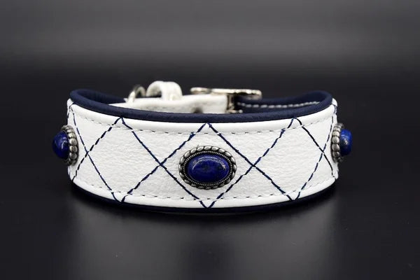 Hundehalsband feinst bestickt, handgefertigte Hundehalsbänder aus Meisterhand. Fettleder Halsband, Riemen Halsband oder klassisches Nappa Halsband, mit Lasergravur, Heiß Geprägt oder feinst bestickt, handmade-4-dogs