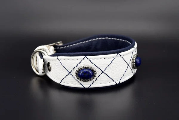 Hundehalsband feinst bestickt, handgefertigte Hundehalsbänder aus Meisterhand. Fettleder Halsband, Riemen Halsband oder klassisches Nappa Halsband, mit Lasergravur, Heiß Geprägt oder feinst bestickt, handmade-4-dogs