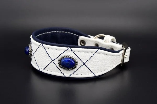 Hundehalsband feinst bestickt, handgefertigte Hundehalsbänder aus Meisterhand. Fettleder Halsband, Riemen Halsband oder klassisches Nappa Halsband, mit Lasergravur, Heiß Geprägt oder feinst bestickt, handmade-4-dogs