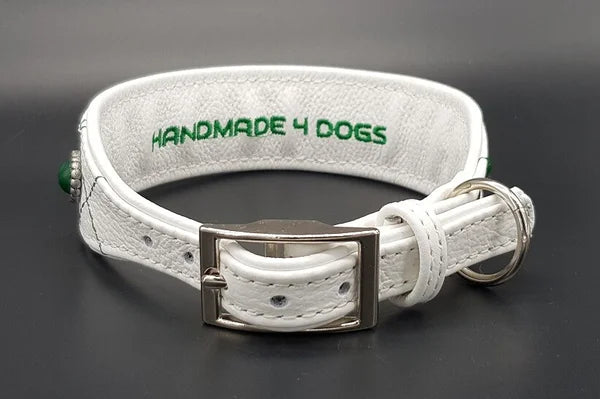 Hundehalsband feinst bestickt, handgefertigte Hundehalsbänder aus Meisterhand. Fettleder Halsband, Riemen Halsband oder klassisches Nappa Halsband, mit Lasergravur, Heiß Geprägt oder feinst bestickt, handmade-4-dogs