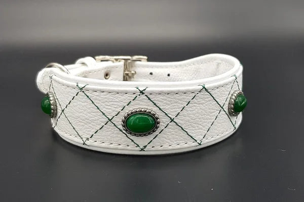 Hundehalsband feinst bestickt, handgefertigte Hundehalsbänder aus Meisterhand. Fettleder Halsband, Riemen Halsband oder klassisches Nappa Halsband, mit Lasergravur, Heiß Geprägt oder feinst bestickt, handmade-4-dogs