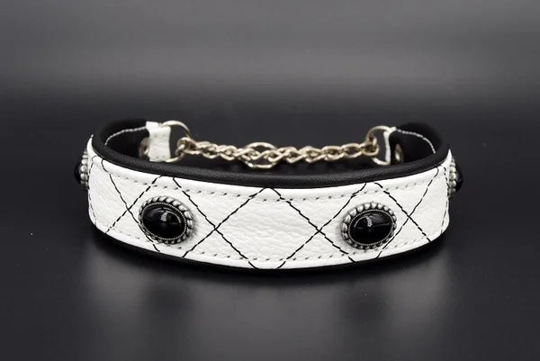 Hundehalsband feinst bestickt, handgefertigte Hundehalsbänder aus Meisterhand. Fettleder Halsband, Riemen Halsband oder klassisches Nappa Halsband, mit Lasergravur, Heiß Geprägt oder feinst bestickt, handmade-4-dogs