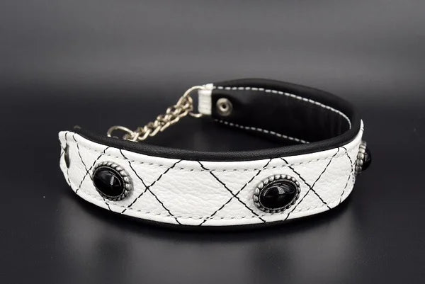 Hundehalsband feinst bestickt, handgefertigte Hundehalsbänder aus Meisterhand. Fettleder Halsband, Riemen Halsband oder klassisches Nappa Halsband, mit Lasergravur, Heiß Geprägt oder feinst bestickt, handmade-4-dogs