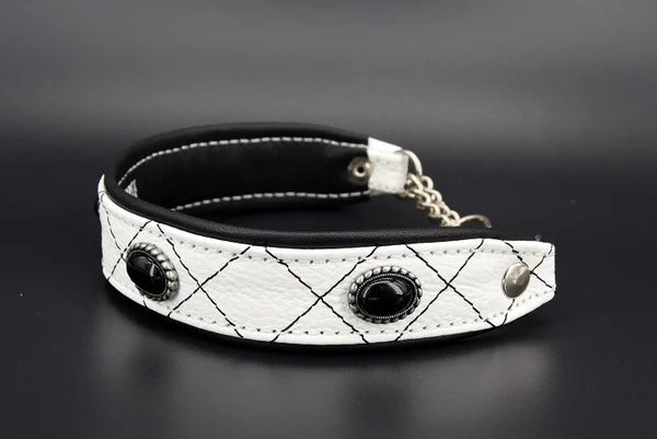 Hundehalsband feinst bestickt, handgefertigte Hundehalsbänder aus Meisterhand. Fettleder Halsband, Riemen Halsband oder klassisches Nappa Halsband, mit Lasergravur, Heiß Geprägt oder feinst bestickt, handmade-4-dogs