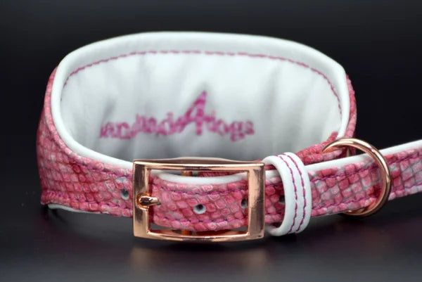 Hundehalsband feinst bestickt, handgefertigte Hundehalsbänder aus Meisterhand. Fettleder Halsband, Riemen Halsband oder klassisches Nappa Halsband, mit Lasergravur, Heiß Geprägt oder feinst bestickt, handmade-4-dogs