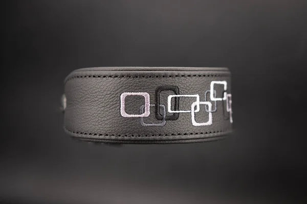 Hundehalsband feinst bestickt, handgefertigte Hundehalsbänder aus Meisterhand. Fettleder Halsband, Riemen Halsband oder klassisches Nappa Halsband, mit Lasergravur, Heiß Geprägt oder feinst bestickt, handmade-4-dogs