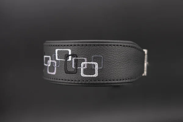 Hundehalsband feinst bestickt, handgefertigte Hundehalsbänder aus Meisterhand. Fettleder Halsband, Riemen Halsband oder klassisches Nappa Halsband, mit Lasergravur, Heiß Geprägt oder feinst bestickt, handmade-4-dogs