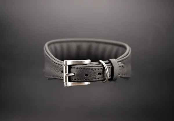 Hundehalsband feinst bestickt, handgefertigte Hundehalsbänder aus Meisterhand. Fettleder Halsband, Riemen Halsband oder klassisches Nappa Halsband, mit Lasergravur, Heiß Geprägt oder feinst bestickt, handmade-4-dogs