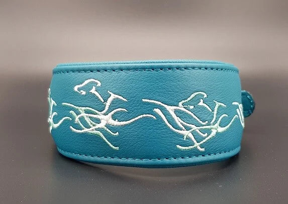 Hundehalsband feinst bestickt, handgefertigte Hundehalsbänder aus Meisterhand. Fettleder Halsband, Riemen Halsband oder klassisches Nappa Halsband, mit Lasergravur, Heiß Geprägt oder feinst bestickt, handmade-4-dogs