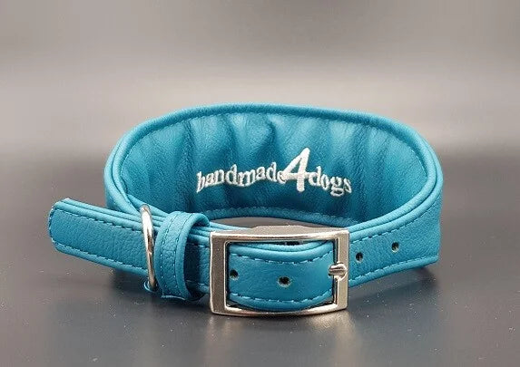 Hundehalsband feinst bestickt, handgefertigte Hundehalsbänder aus Meisterhand. Fettleder Halsband, Riemen Halsband oder klassisches Nappa Halsband, mit Lasergravur, Heiß Geprägt oder feinst bestickt, handmade-4-dogs