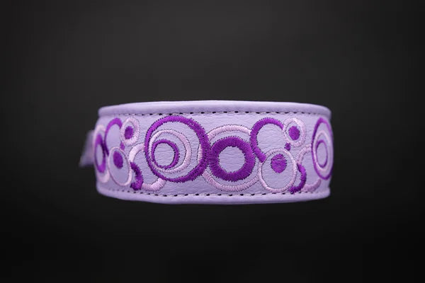 Hundehalsband feinst bestickt, handgefertigte Hundehalsbänder aus Meisterhand. Fettleder Halsband, Riemen Halsband oder klassisches Nappa Halsband, mit Lasergravur, Heiß Geprägt oder feinst bestickt, handmade-4-dogs