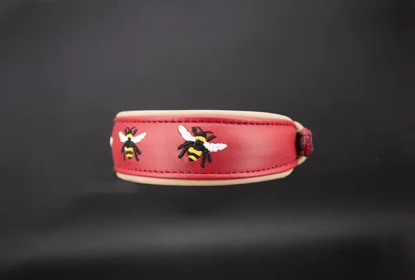 Hundehalsband feinst bestickt, handgefertigte Hundehalsbänder aus Meisterhand. Fettleder Halsband, Riemen Halsband oder klassisches Nappa Halsband, mit Lasergravur, Heiß Geprägt oder feinst bestickt, handmade-4-dogs