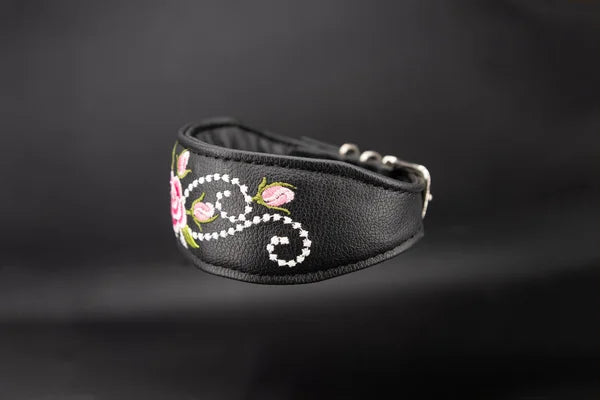 Hundehalsband feinst bestickt, handgefertigte Hundehalsbänder aus Meisterhand. Fettleder Halsband, Riemen Halsband oder klassisches Nappa Halsband, mit Lasergravur, Heiß Geprägt oder feinst bestickt, handmade-4-dogs