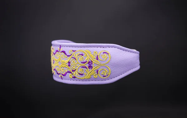 Hundehalsband feinst bestickt, handgefertigte Hundehalsbänder aus Meisterhand. Fettleder Halsband, Riemen Halsband oder klassisches Nappa Halsband, mit Lasergravur, Heiß Geprägt oder feinst bestickt, handmade-4-dogs