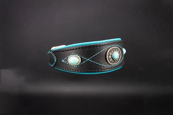 Hundehalsband feinst bestickt, handgefertigte Hundehalsbänder aus Meisterhand. Fettleder Halsband, Riemen Halsband oder klassisches Nappa Halsband, mit Lasergravur, Heiß Geprägt oder feinst bestickt, handmade-4-dogs