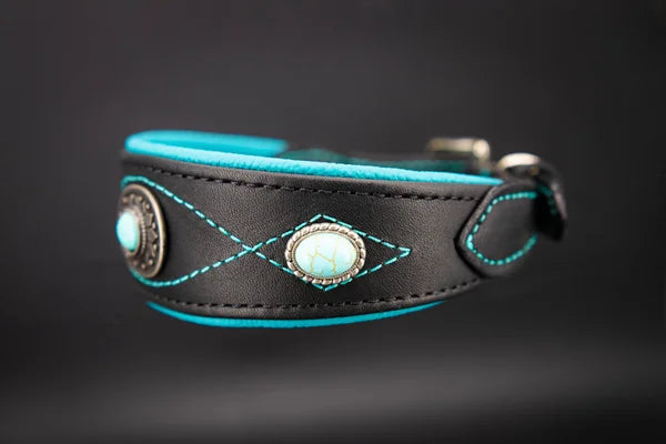 Hundehalsband feinst bestickt, handgefertigte Hundehalsbänder aus Meisterhand. Fettleder Halsband, Riemen Halsband oder klassisches Nappa Halsband, mit Lasergravur, Heiß Geprägt oder feinst bestickt, handmade-4-dogs