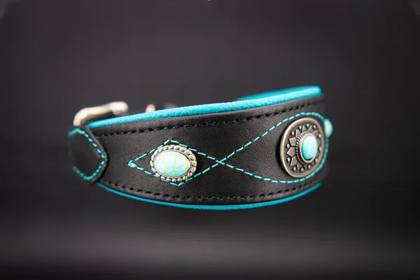 Hundehalsband feinst bestickt, handgefertigte Hundehalsbänder aus Meisterhand. Fettleder Halsband, Riemen Halsband oder klassisches Nappa Halsband, mit Lasergravur, Heiß Geprägt oder feinst bestickt, handmade-4-dogs