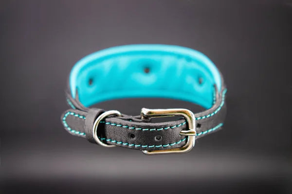 Hundehalsband feinst bestickt, handgefertigte Hundehalsbänder aus Meisterhand. Fettleder Halsband, Riemen Halsband oder klassisches Nappa Halsband, mit Lasergravur, Heiß Geprägt oder feinst bestickt, handmade-4-dogs