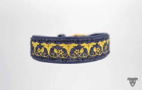 Hundehalsband feinst bestickt, handgefertigte Hundehalsbänder aus Meisterhand. Fettleder Halsband, Riemen Halsband oder klassisches Nappa Halsband, mit Lasergravur, Heiß Geprägt oder feinst bestickt, handmade-4-dogs