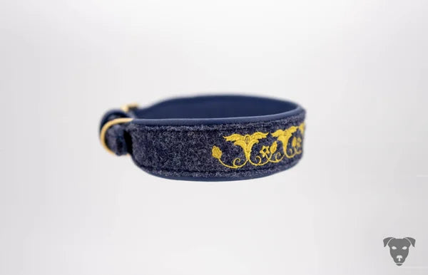 Hundehalsband feinst bestickt, handgefertigte Hundehalsbänder aus Meisterhand. Fettleder Halsband, Riemen Halsband oder klassisches Nappa Halsband, mit Lasergravur, Heiß Geprägt oder feinst bestickt, handmade-4-dogs