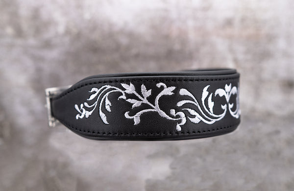 Hundehalsband feinst bestickt, handgefertigte Hundehalsbänder aus Meisterhand. Fettleder Halsband, Riemen Halsband oder klassisches Nappa Halsband, mit Lasergravur, Heiß Geprägt oder feinst bestickt, handmade-4-dogs