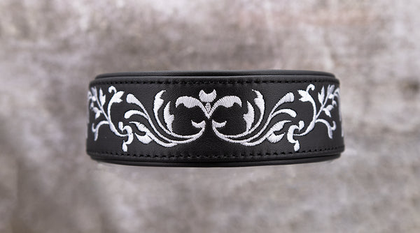 Hundehalsband feinst bestickt, handgefertigte Hundehalsbänder aus Meisterhand. Fettleder Halsband, Riemen Halsband oder klassisches Nappa Halsband, mit Lasergravur, Heiß Geprägt oder feinst bestickt, handmade-4-dogs