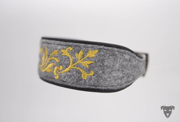 Hundehalsband feinst bestickt, handgefertigte Hundehalsbänder aus Meisterhand. Fettleder Halsband, Riemen Halsband oder klassisches Nappa Halsband, mit Lasergravur, Heiß Geprägt oder feinst bestickt, handmade-4-dogs