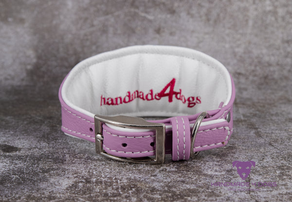 Hundehalsband feinst bestickt, handgefertigte Hundehalsbänder aus Meisterhand. Fettleder Halsband, Riemen Halsband oder klassisches Nappa Halsband, mit Lasergravur, Heiß Geprägt oder feinst bestickt, handmade-4-dogs